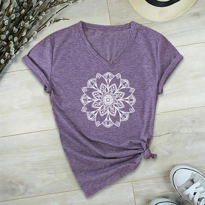 Camiseta floral de mandala Olivenorma con cuello en V y corte regular, camiseta espiritual de loto - Púrpura - 2XL - image 20