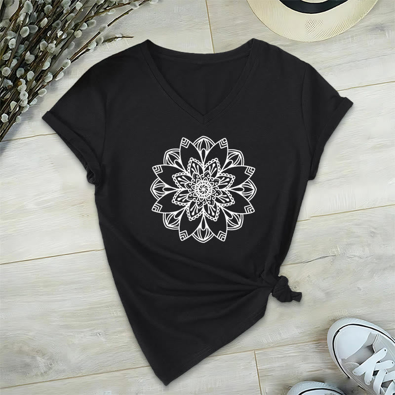 Camiseta floral de mandala Olivenorma con cuello en V y corte regular, camiseta espiritual de loto - Negro - 2XL - image 8