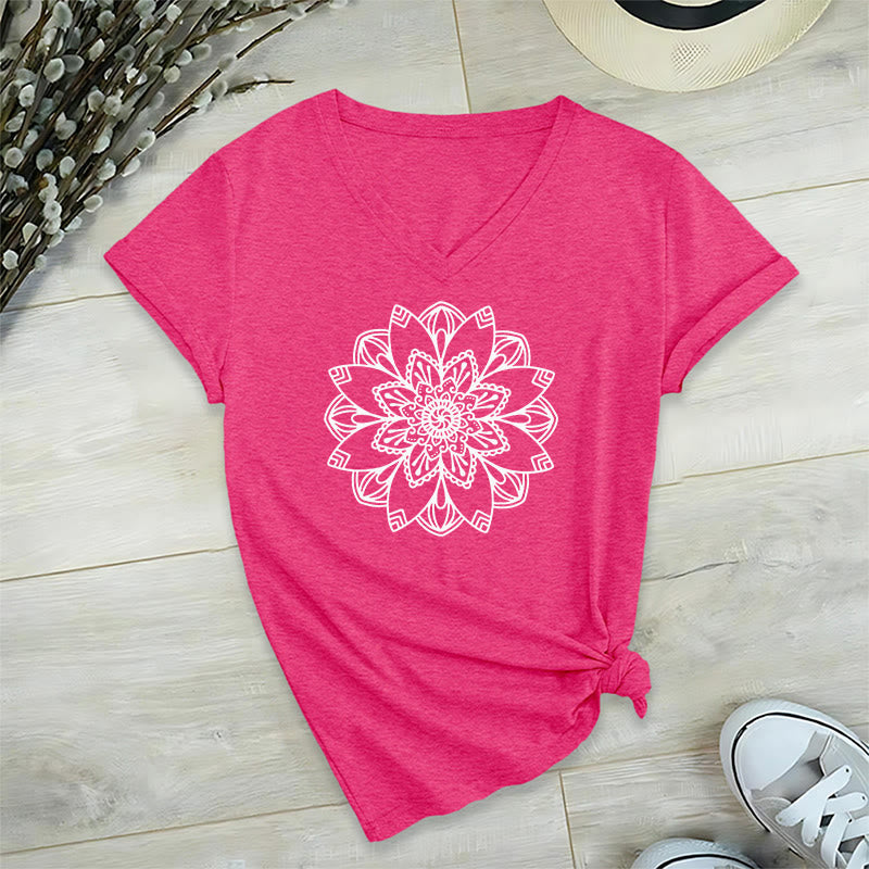 Camiseta floral de mandala Olivenorma con cuello en V y corte regular, camiseta espiritual de loto - Rosa intenso - 2XL - image 30