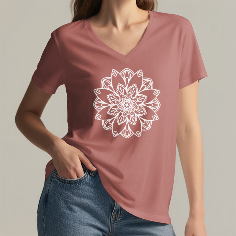 Camiseta floral de mandala Olivenorma con cuello en V y corte regular, camiseta espiritual de loto - image 2