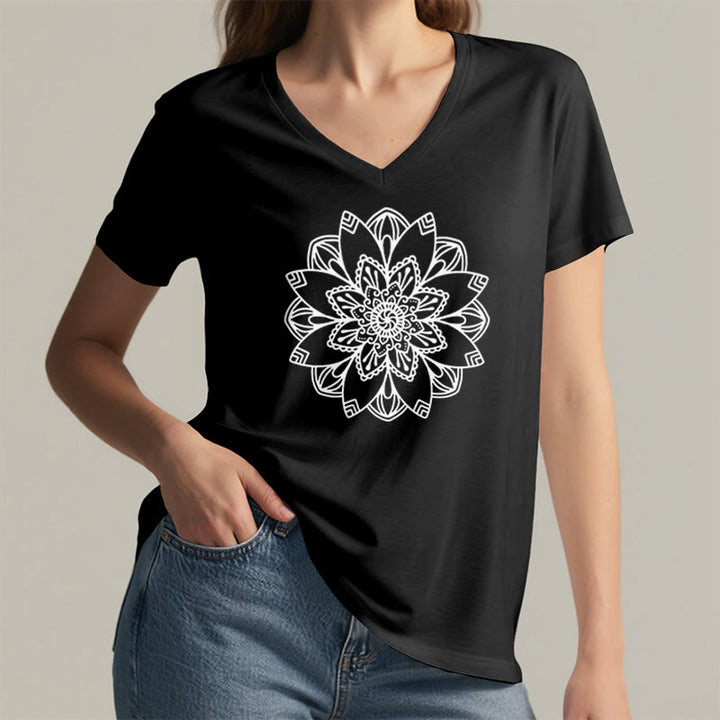 Camiseta floral de mandala Olivenorma con cuello en V y corte regular, camiseta espiritual de loto - image 9