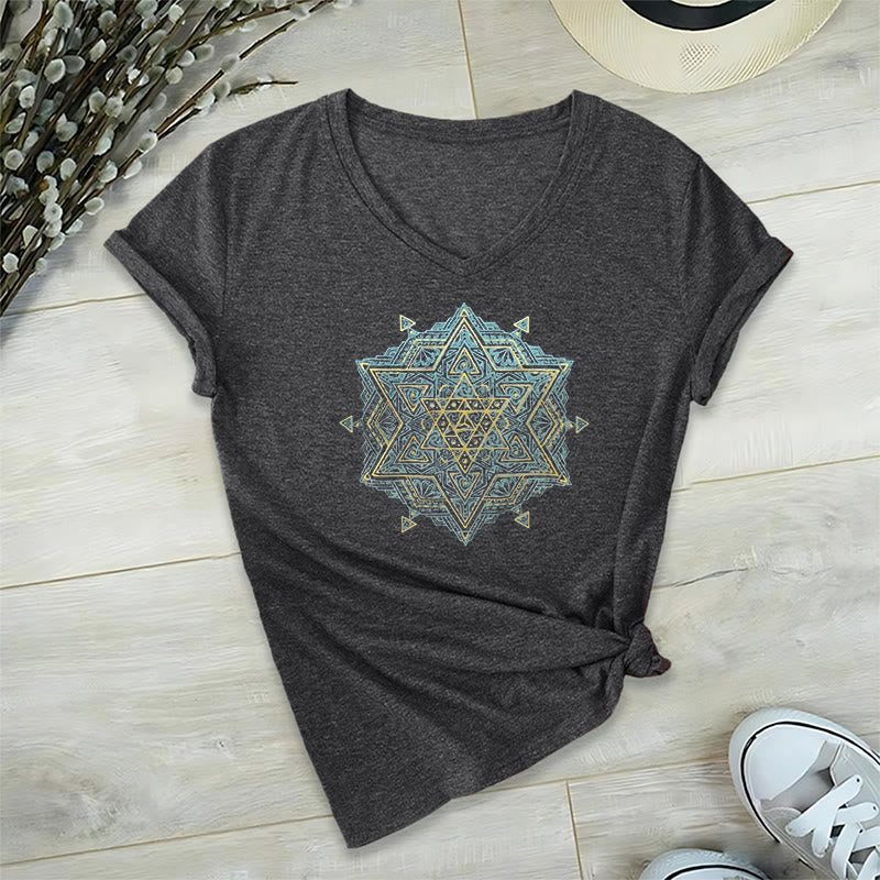 Camiseta de cuello en V con el símbolo del cubo de Metatro de Olivenorma , geometría sagrada, sanación y espiritualidad. - Gris - 2XL - image 1