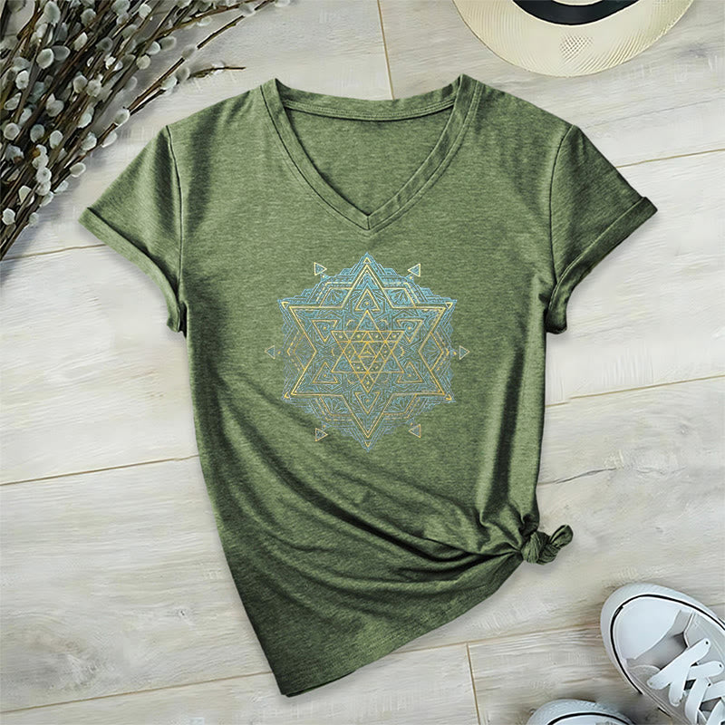 Camiseta de cuello en V con el símbolo del cubo de Metatro de Olivenorma , geometría sagrada, sanación y espiritualidad. - Aceituna - 2XL - image 27