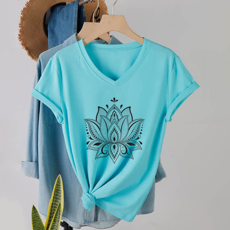 Camiseta Olivenorma con cuello en V y flor de loto con mandala - Lago Azul - 2XL - image 24