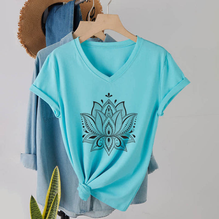 Camiseta Olivenorma con cuello en V y flor de loto con mandala - Lago Azul - 2XL - image 24