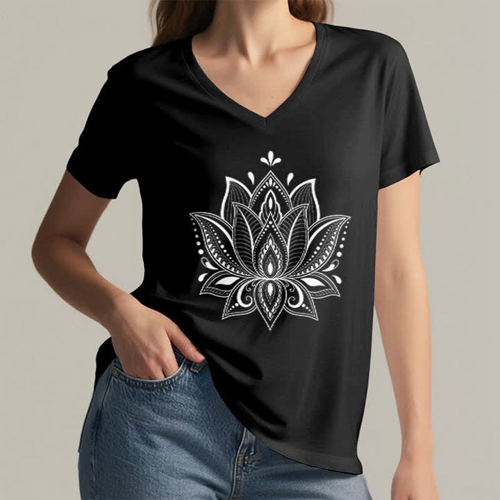 Camiseta Olivenorma con cuello en V y flor de loto con mandala - image 15