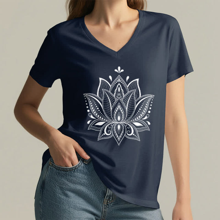 Camiseta Olivenorma con cuello en V y flor de loto con mandala - image 7
