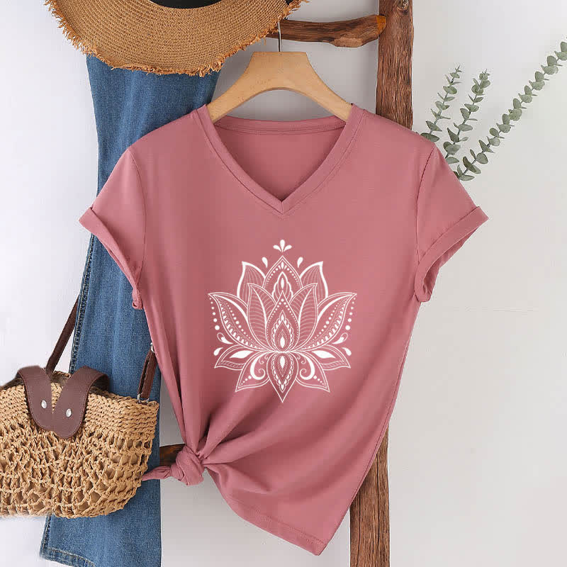 Camiseta Olivenorma con cuello en V y flor de loto con mandala - Rosa - 2XL - image 20