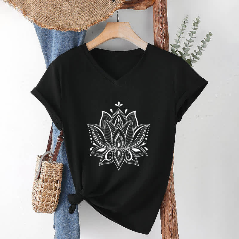 Camiseta Olivenorma con cuello en V y flor de loto con mandala - Negro - 2XL - image 14