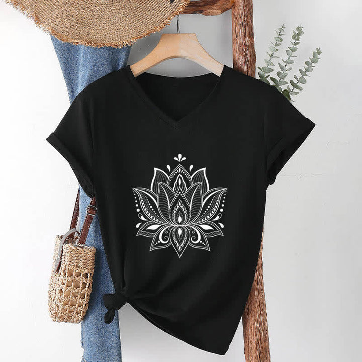 Camiseta Olivenorma con cuello en V y flor de loto con mandala - Negro - 2XL - image 14