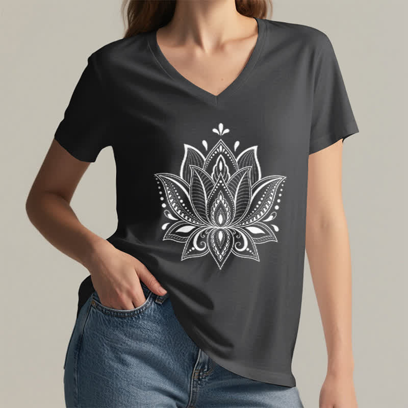 Camiseta Olivenorma con cuello en V y flor de loto con mandala - image 13