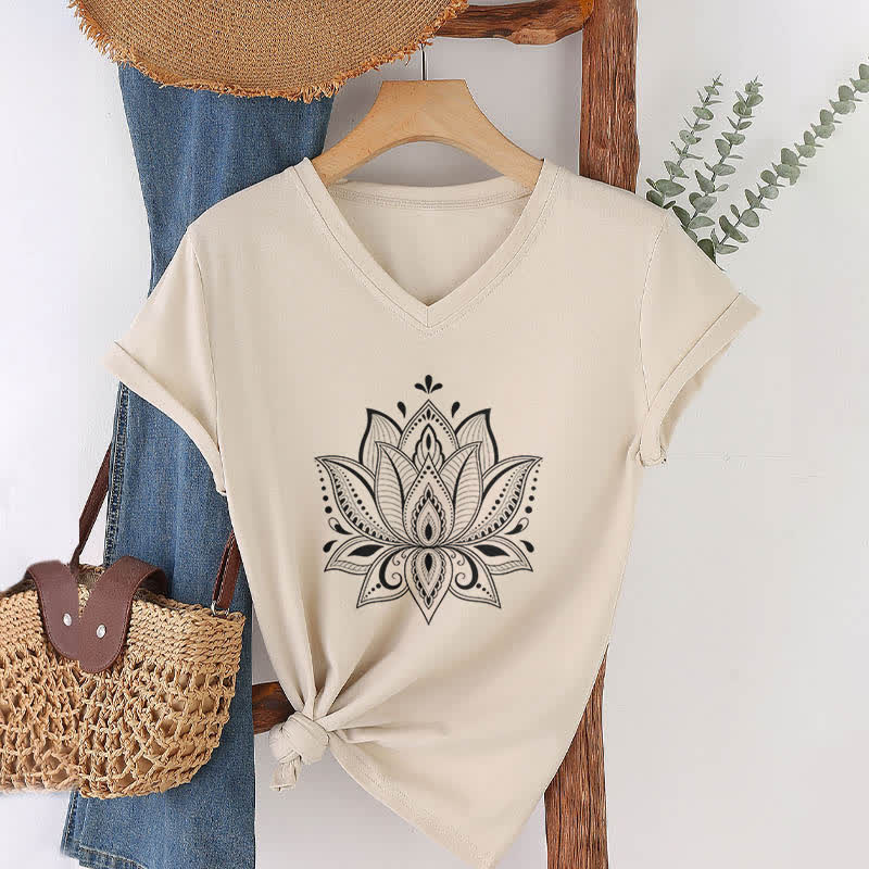 Camiseta Olivenorma con cuello en V y flor de loto con mandala - Caqui - 2XL - image 1