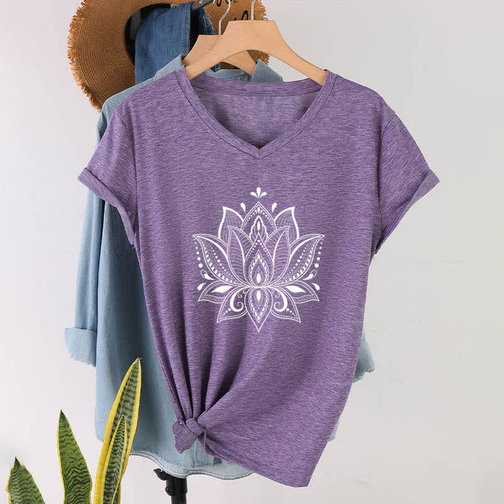 Camiseta Olivenorma con cuello en V y flor de loto con mandala - Púrpura - 2XL - image 26