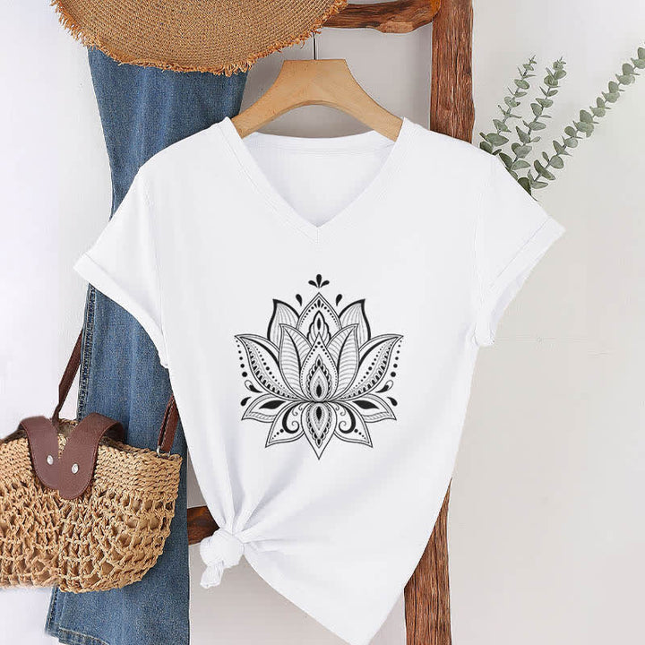 Camiseta Olivenorma con cuello en V y flor de loto con mandala - Blanco - 2XL - image 4