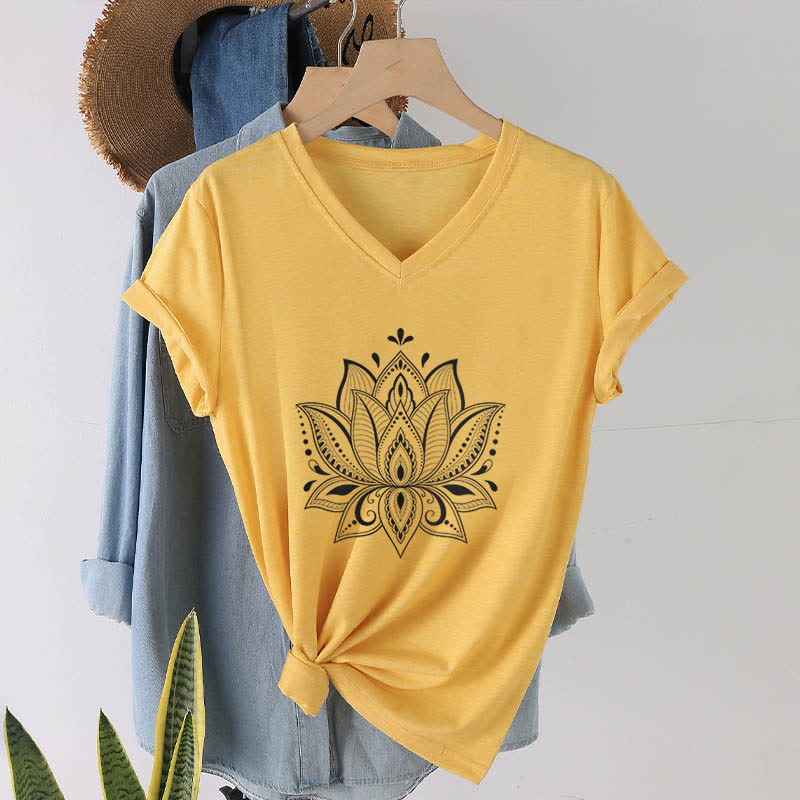 Camiseta Olivenorma con cuello en V y flor de loto con mandala - Amarillo - 2XL - image 18