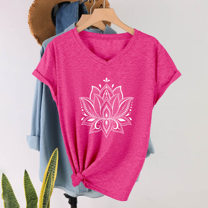 Camiseta Olivenorma con cuello en V y flor de loto con mandala - Rosa roja - 2XL - image 22
