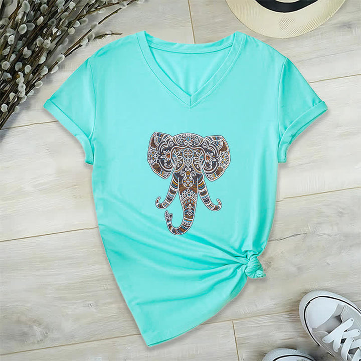 Camiseta Olivenorma con cuello en V para mujer con elefantes de naturaleza y animales - Lago Azul - 2XL - image 24