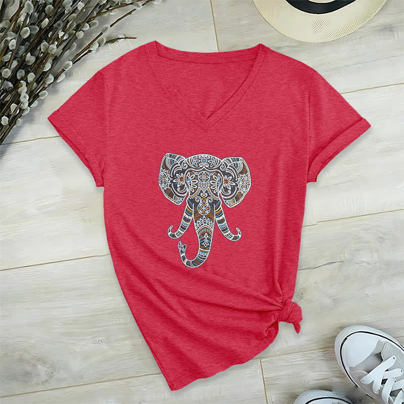 Camiseta Olivenorma con cuello en V para mujer con elefantes de naturaleza y animales - Rojo - 2XL - image 15