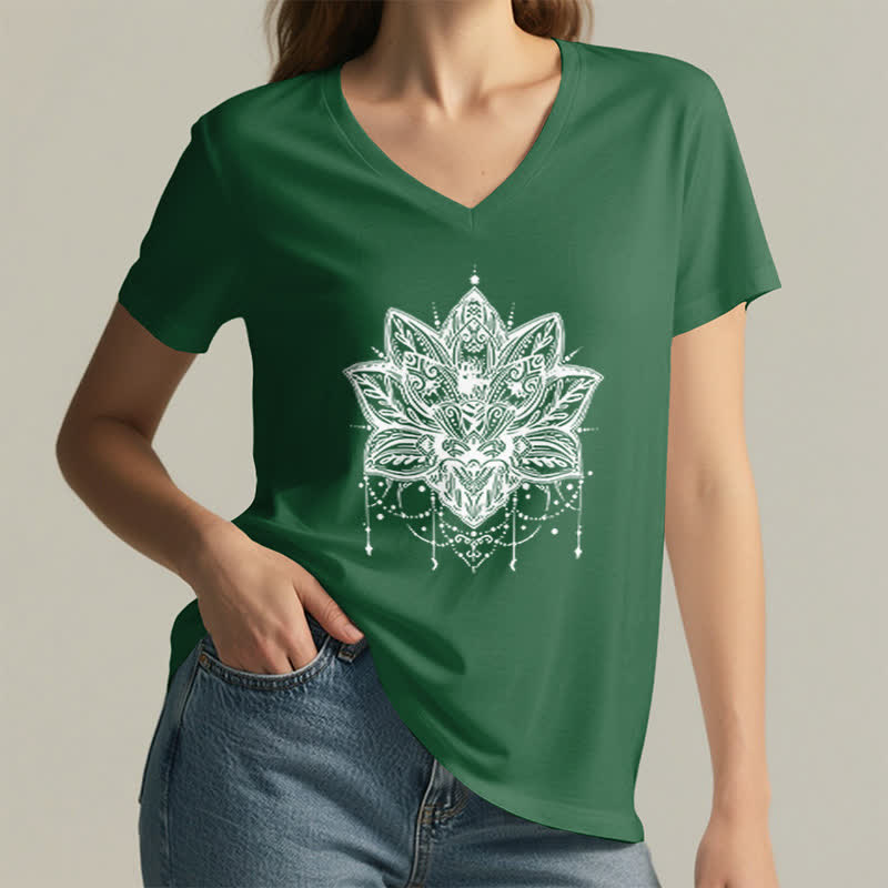 Camiseta Olivenorma con cuello en V y estampado de loto - image 8