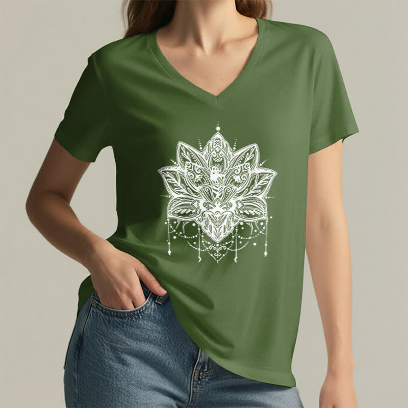 Camiseta Olivenorma con cuello en V y estampado de loto - image 10