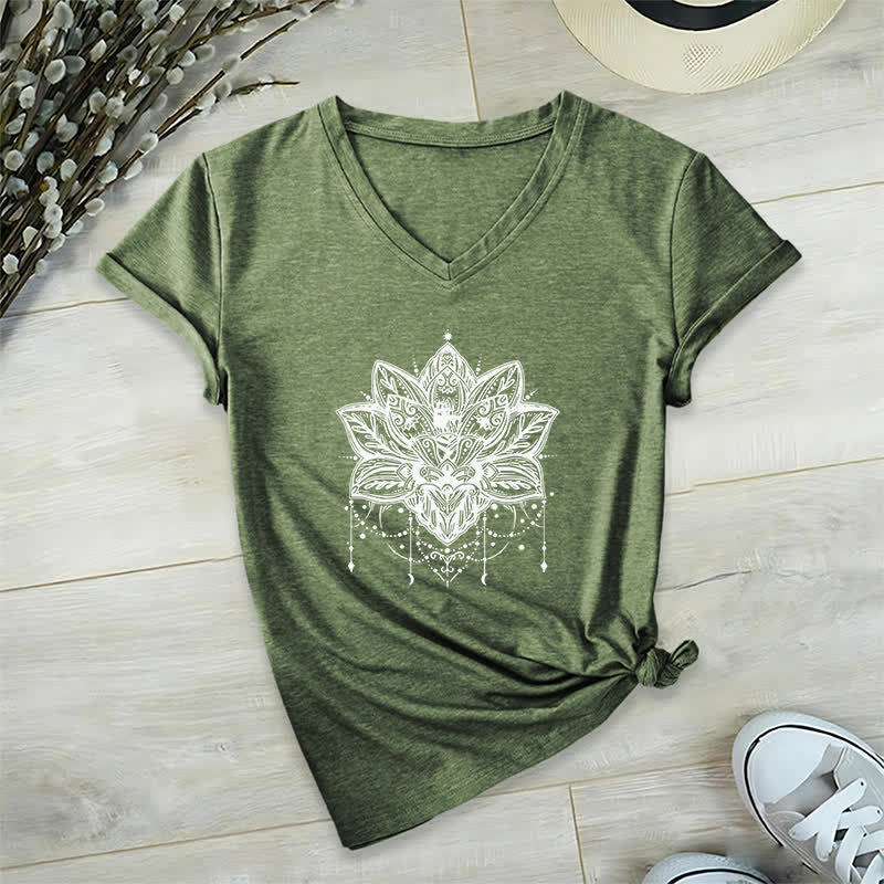 Camiseta Olivenorma con cuello en V y estampado de loto - Verde oliva - 2XL - image 9