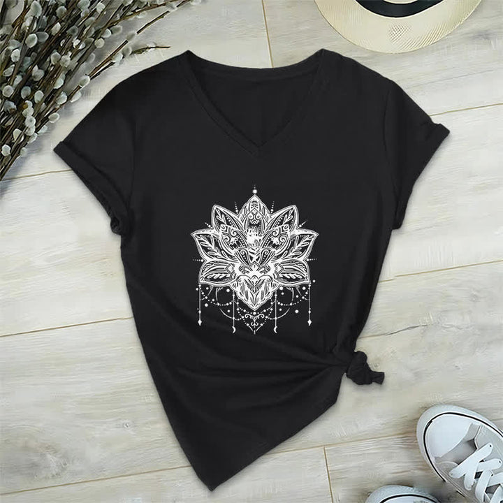 Camiseta Olivenorma con cuello en V y estampado de loto - Negro - 2XL - image 13
