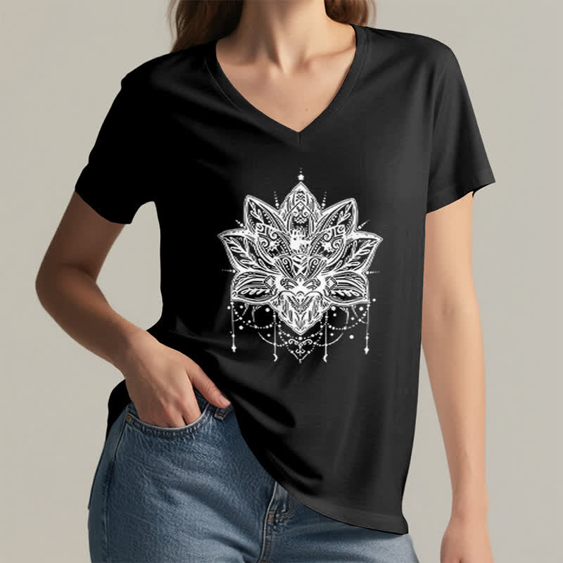 Camiseta Olivenorma con cuello en V y estampado de loto - image 14