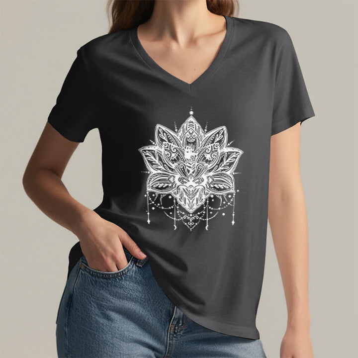 Camiseta Olivenorma con cuello en V y estampado de loto - image 12