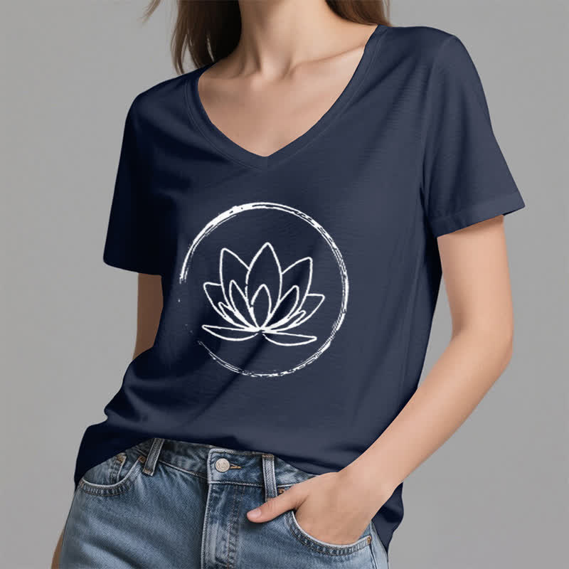 Camiseta holgada con cuello en V y flor de loto bohemia de Olivenorma - image 6