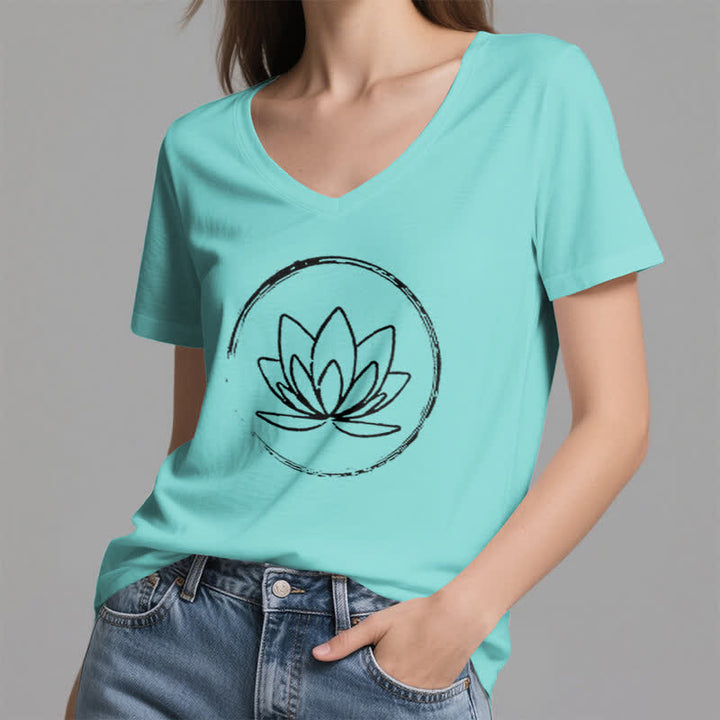 Camiseta holgada con cuello en V y flor de loto bohemia de Olivenorma - image 24