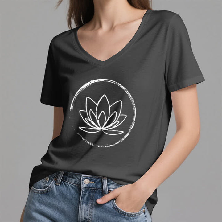 Camiseta holgada con cuello en V y flor de loto bohemia de Olivenorma - image 12