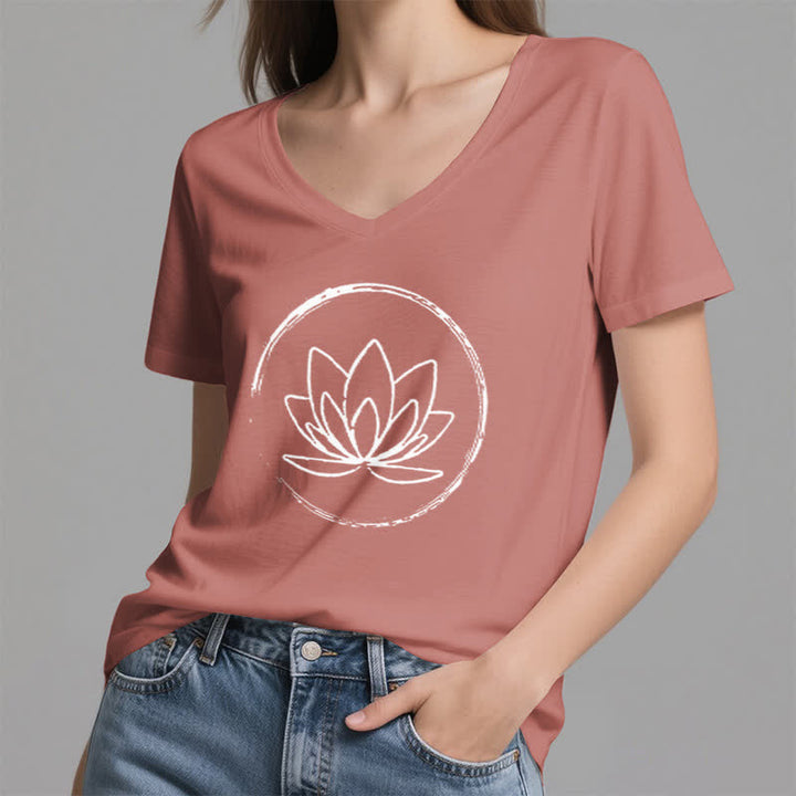 Camiseta holgada con cuello en V y flor de loto bohemia de Olivenorma - image 2
