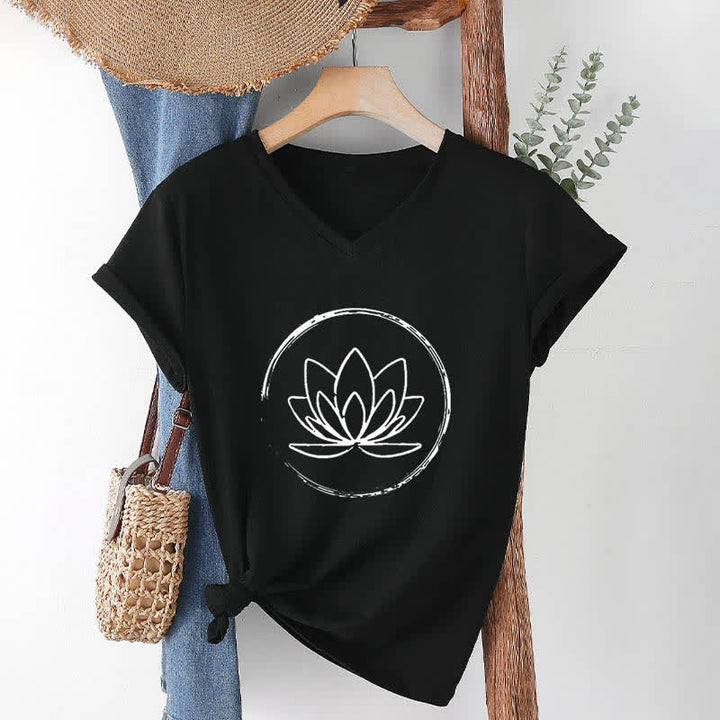 Camiseta holgada con cuello en V y flor de loto bohemia de Olivenorma - Negro - 2XL - image 13