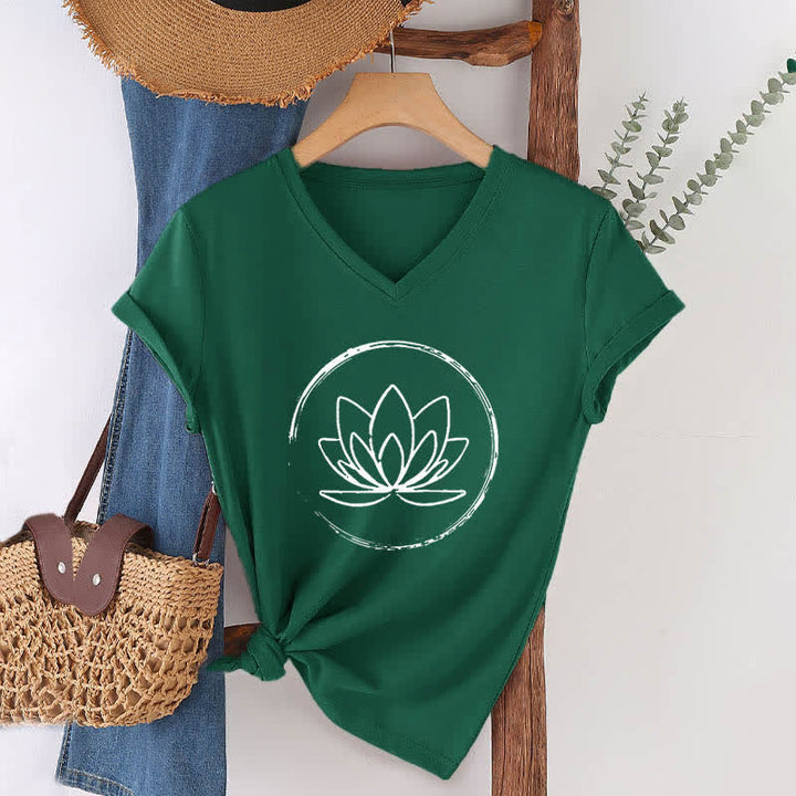 Camiseta holgada con cuello en V y flor de loto bohemia de Olivenorma - Verde oscuro - 2XL - image 7
