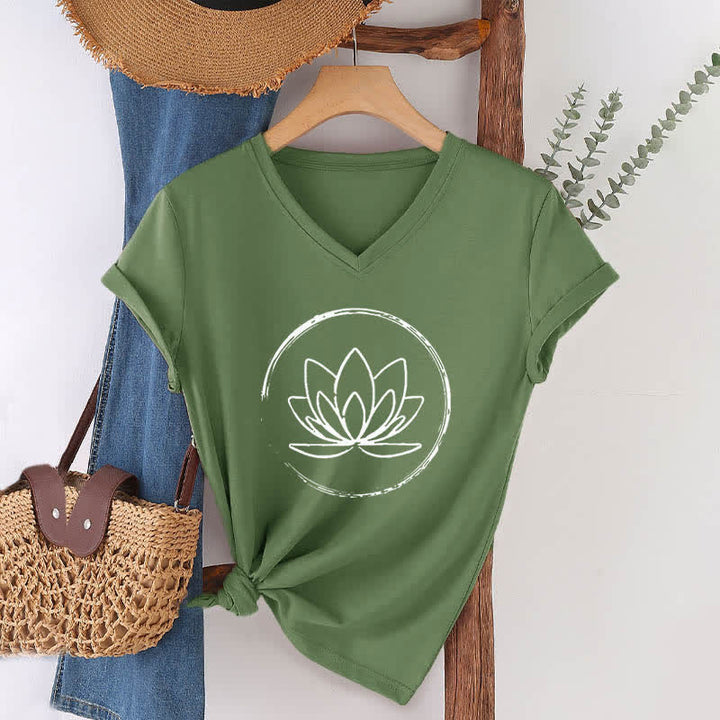 Camiseta holgada con cuello en V y flor de loto bohemia de Olivenorma - Verde oliva - 2XL - image 9