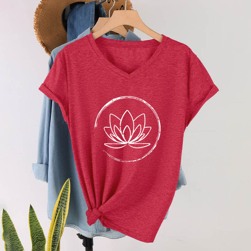 Camiseta holgada con cuello en V y flor de loto bohemia de Olivenorma - Rojo - 2XL - image 15