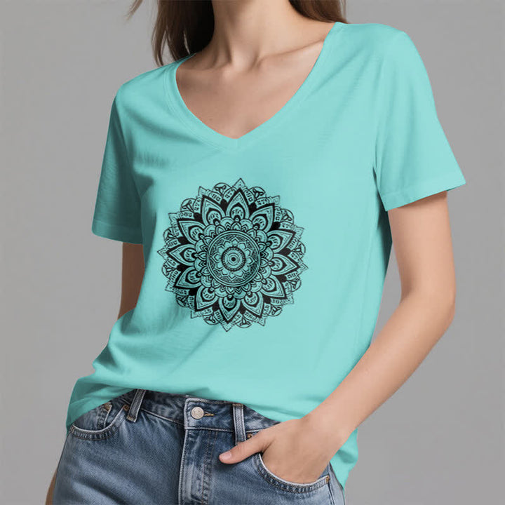 Camiseta de yoga con cuello en V y estampado geométrico de flor de loto de Olivenorma - image 15