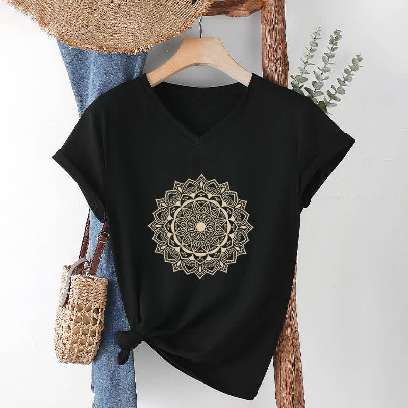 Olivenorma Mandala Lotus Boho Flower Yoga Camiseta de cuello en V - Negro - 2XL - image 11