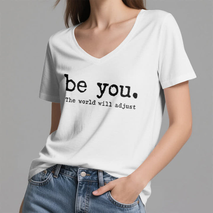 Olivenorma - Camiseta de cuello en V "Sé tú mismo, el mundo se adaptará" - image 2