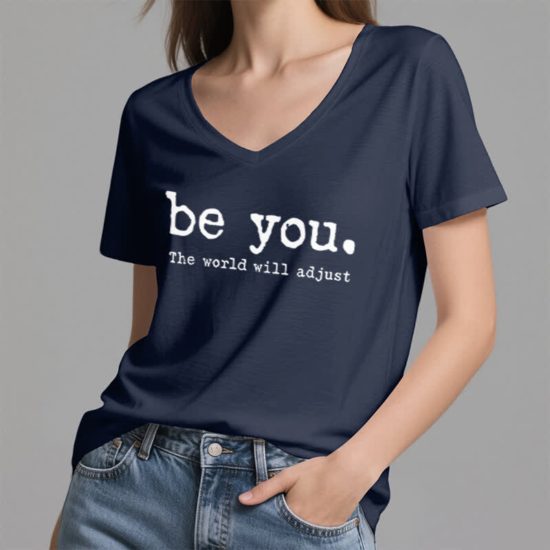 Olivenorma - Camiseta de cuello en V "Sé tú mismo, el mundo se adaptará" - image 4