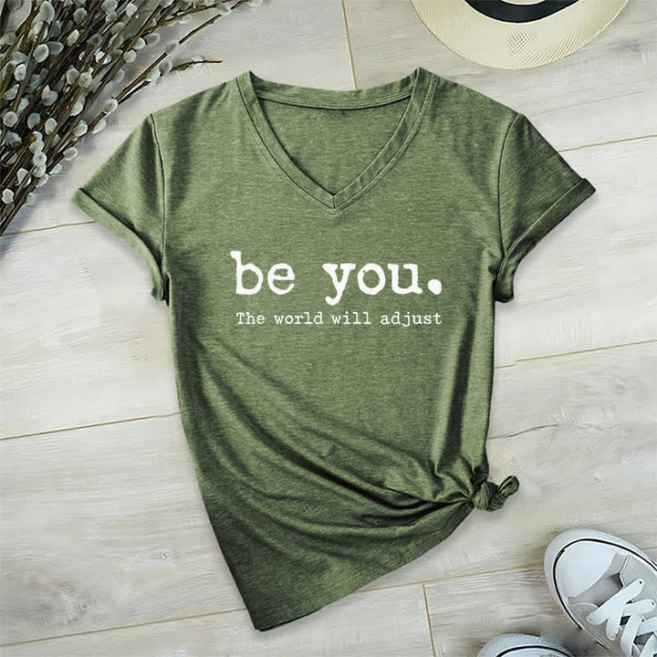 Olivenorma - Camiseta de cuello en V "Sé tú mismo, el mundo se adaptará" - Verde oliva - 2XL - image 7