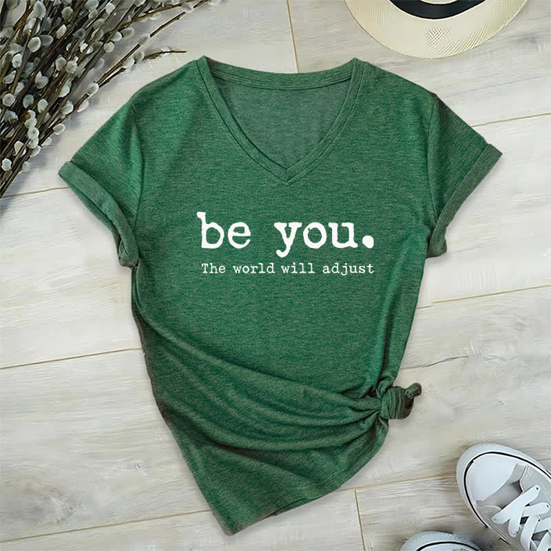 Olivenorma - Camiseta de cuello en V "Sé tú mismo, el mundo se adaptará" - Verde oscuro - 2XL - image 5
