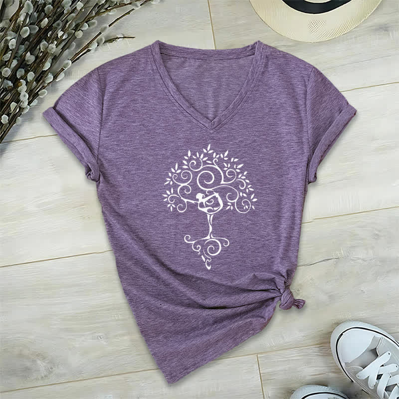 Camiseta de cuello en V con postura del árbol de yoga Olivenorma - Púrpura - 2XL - image 1