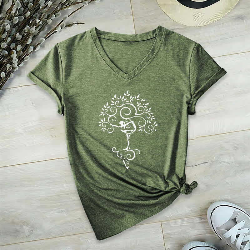 Camiseta de cuello en V con postura del árbol de yoga Olivenorma - Verde oliva - 2XL - image 5