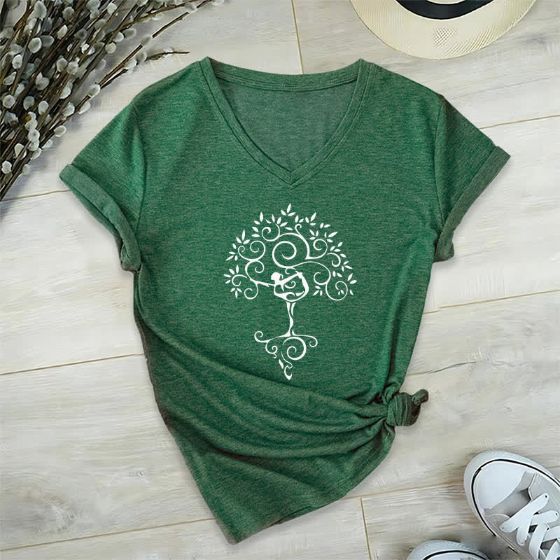 Camiseta de cuello en V con postura del árbol de yoga Olivenorma - Verde oscuro - 2XL - image 4