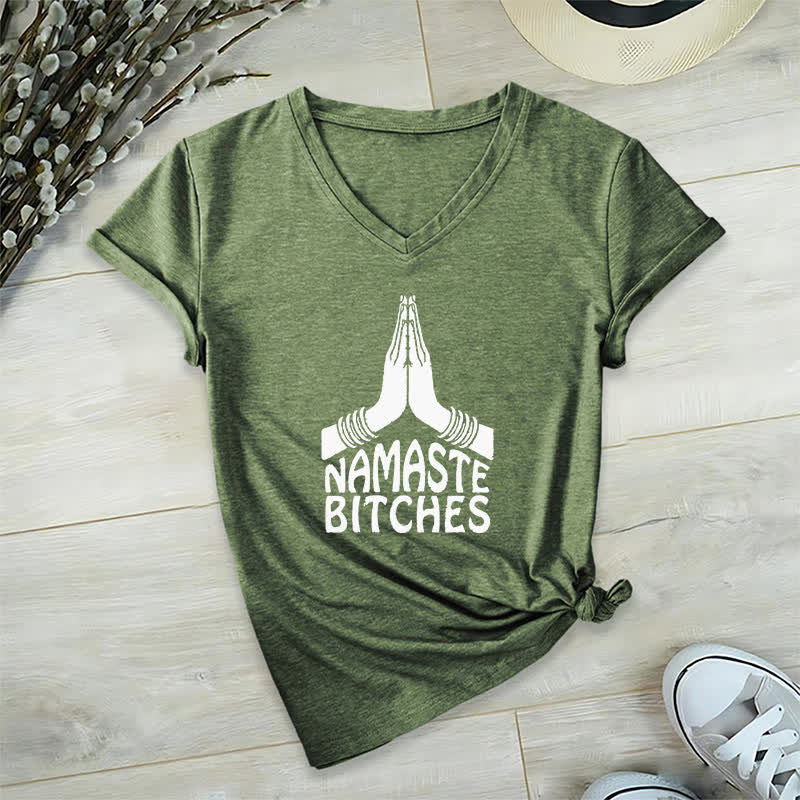 Camiseta de cuello en V con la divertida meditación y yoga "Namaste" de Olivenorma - Verde oliva - 2XL - image 8