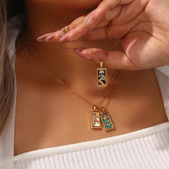 Collar con el signo del tarot "Sol, Amantes, Estrella y Luna" de Olivenorma