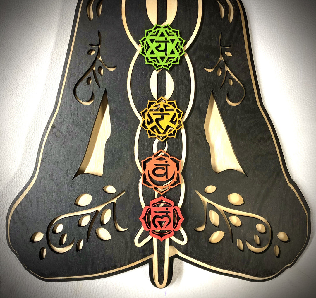 Decoración de pared de madera teñida pintada a mano con el chakra Kundalini de Olivenorma