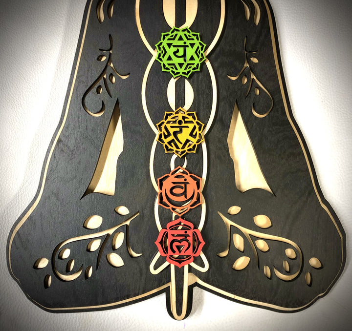 Decoración de pared de madera teñida pintada a mano con el chakra Kundalini de Olivenorma