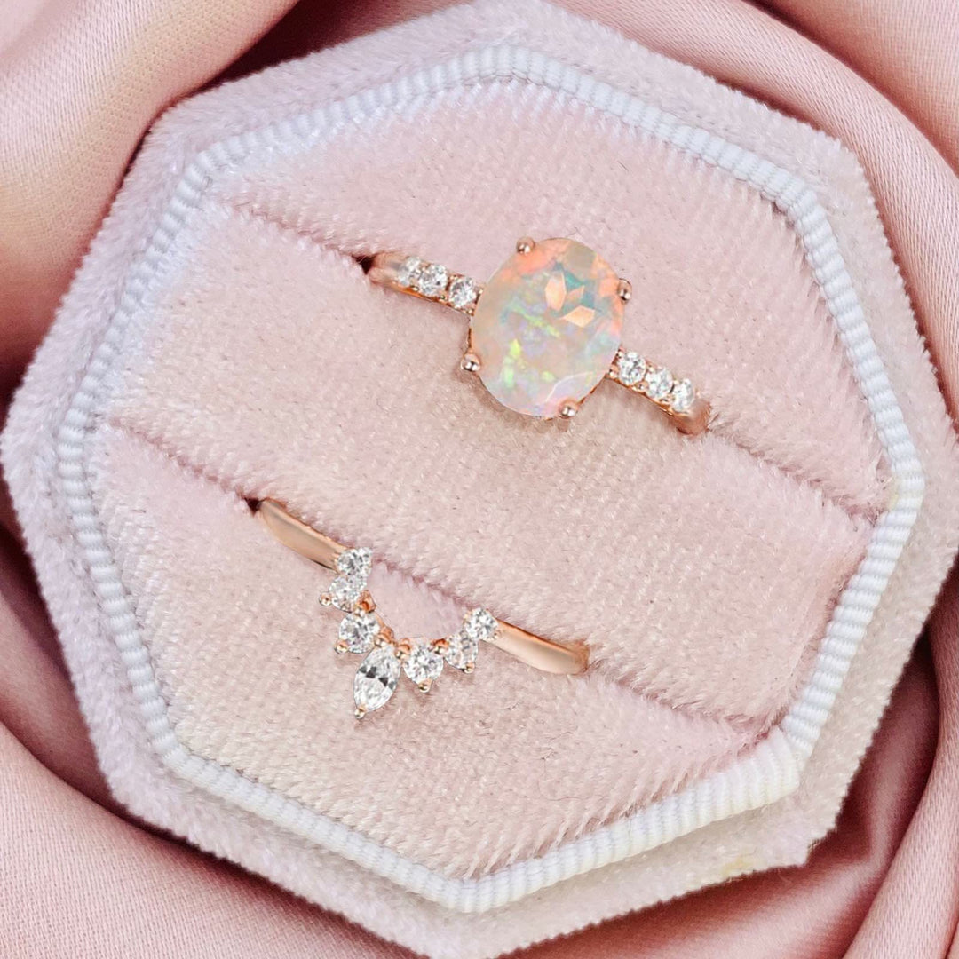 Anillo de compromiso en oro rosa con ópalo ovalado antiguo de Olivenorma 